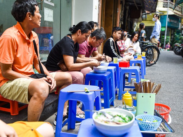 Quán phở Hà Nội siêu đông, khách xếp hàng 'như thời bao cấp', ngồi tràn vỉa hè