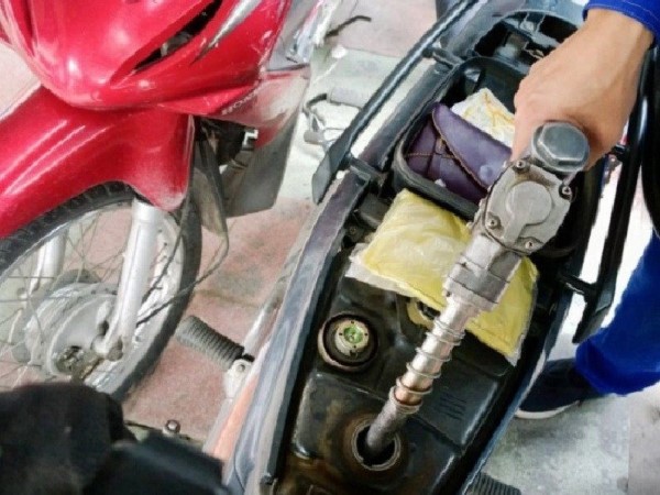 Mẹo hay giúp tiết kiệm xăng khi đi xe máy, không biết quá phí
