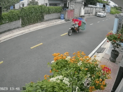 Nam shipper bất lực đuổi theo tên trộm xe máy lẫn hàng hóa