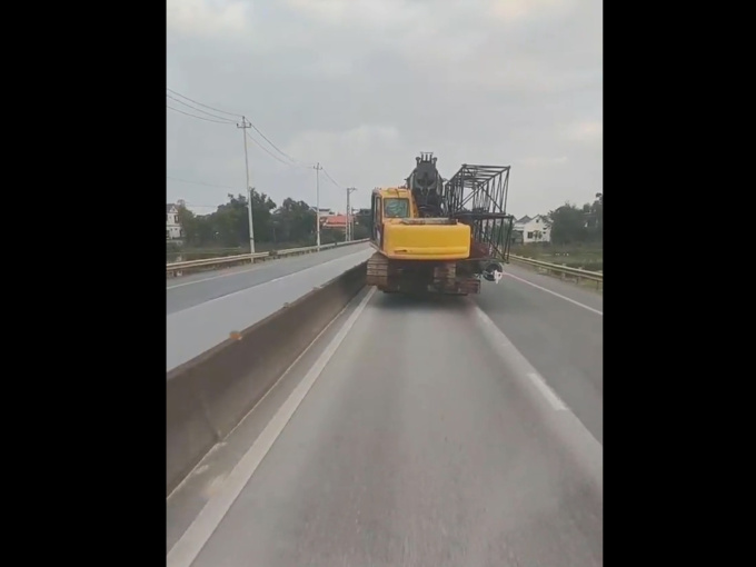 'Choáng' với xe tải chở hai chiếc máy xúc cùng nhiều hàng hóa như 'sắp rơi' xuống đường ở Bắc Giang