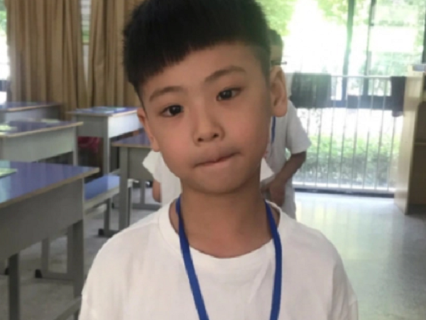 Cậu bé tiểu học làm bài toán tính giá tiền, viết 1 câu mà cô giáo cười nắc nẻ: Lớp có 10 em như này khéo bỏ nghề!