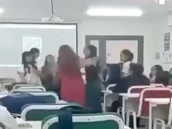 Nữ sinh viên đòi đuổi giảng viên ra khỏi lớp: 'Khi em nói, cô nên cúi mặt xuống'