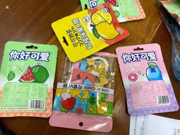 Cha mẹ cần làm gì nếu con lỡ ăn phải kẹo lạ?