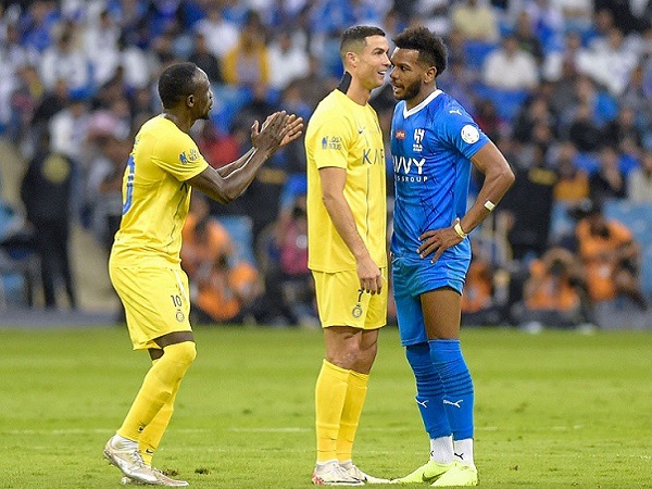 Ronaldo giả điếc khi bị khiêu khích, trêu tức fan đối thủ đã hô vang Messi