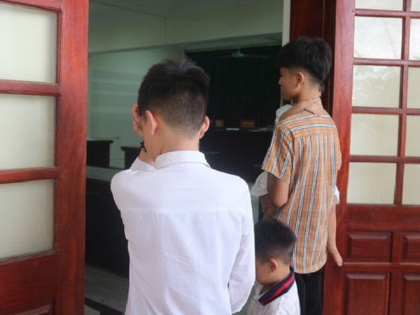 Xót thương hình ảnh những đứa trẻ khóc gọi tên cha ở chốn pháp đình