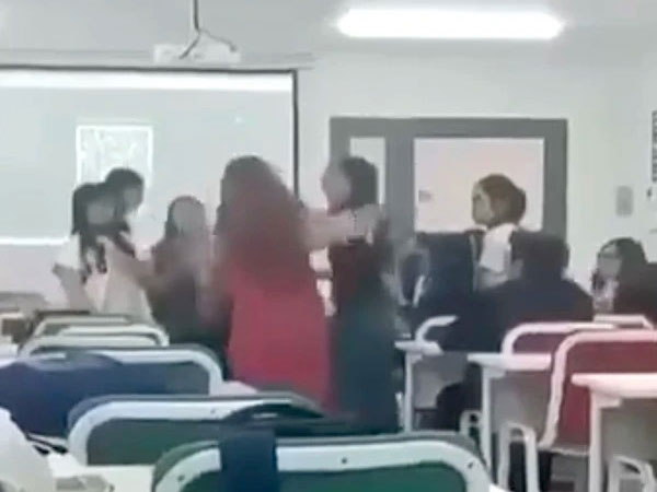 Vụ nữ sinh tát bạn, đòi đuổi giảng viên 'khi em nói, cô nên cúi mặt xuống': Trường ĐH Hoa Sen lên tiếng