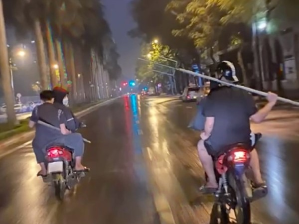 Đang chờ xét xử vì gây rối trật tự, nam thiếu niên tiếp tục mang kiếm diễu phố