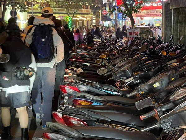 Giá vé gửi xe ở phố đi bộ hồ Hoàn Kiếm gây sốc vì buổi biểu diễn của Sơn Tùng M-TP