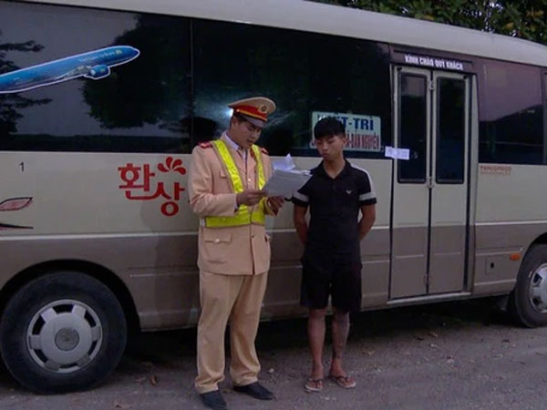 Thanh niên 16 tuổi lái xe khách thong dong trên quốc lộ