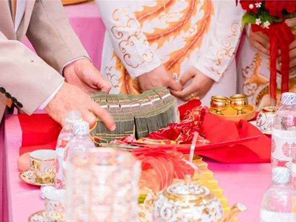 Đòi 900 triệu tiền thách cưới, nhưng nhà trai không đồng ý: Tôi quyết định huỷ hôn lễ và đưa con gái về nhà chăm sóc