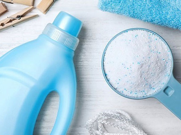 Dùng bột giặt hay nước giặt thì tốt hơn?