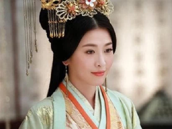 Hoàng đế gặp được một ca nữ, lập tức đưa nàng về cung, ca nữ sau này trở thành Hoàng Hậu vô cùng nổi tiếng