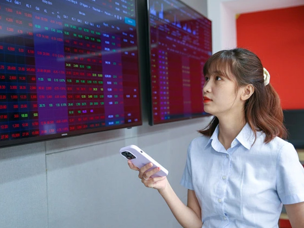 Chứng khoán hụt hơi vì thiếu tiền?