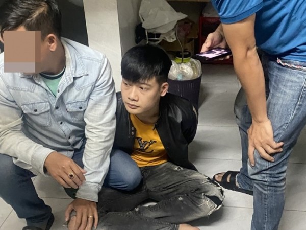Nam thanh niên dùng dao đe doạ phụ nữ để cướp tiền, ép cởi đồ để chụp ảnh, cưỡng hiếp