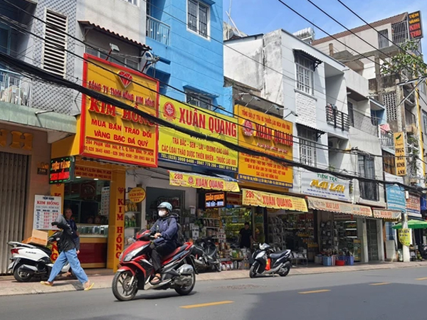 Công an TP HCM truy bắt nghi phạm nghi cướp tiệm vàng gần chợ Phạm Văn Hai
