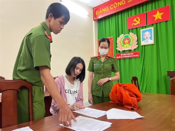 Loạt tài khoản mạng 'sáng đèn', Ngọc Trinh có được tại ngoại?
