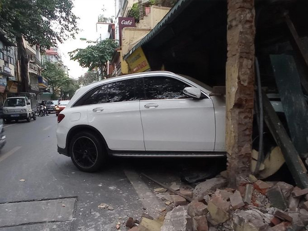 Xe Mercedes tông sập tường một trong những ngôi nhà cổ nhất Hà Nội: Nữ tài xế vi phạm nồng độ cồn