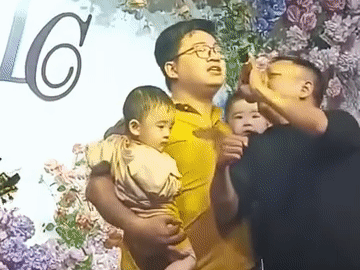Vui chơi không quên nhiệm vụ: 2 tay bế 2 con, 'ông bố bỉm sữa' cháy hết mình trên sân khấu khiến CĐM thích thú