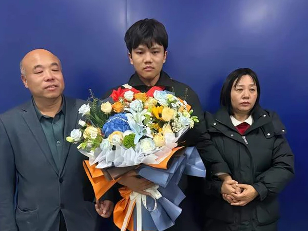 Thanh niên bị bắt cóc từ nhỏ tìm lại được bố đẻ tỷ phú, một bước đổi đời nhưng lại bất ngờ khó chịu