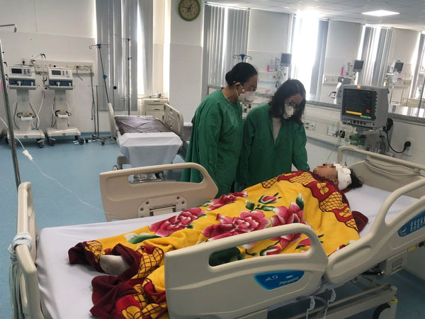 Nam học sinh lớp 7 đâm bạn nữ rồi định nhảy lầu