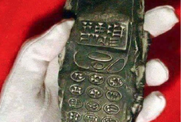 Khai quật mộ cổ, chuyên gia bất ngờ tìm thấy 'điện thoại Nokia' 800 năm tuổi