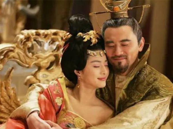 Phi tần sung mãn nhất thời nhà Thanh, 50 tuổi vẫn được thị tẩm, tự sát khi biết tin con mình trở thành Hoàng đế