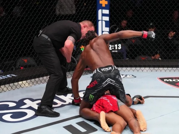 Chấn động UFC: Võ sĩ nhận 19 cú đấm chí mạng, trọng tài mới cho dừng