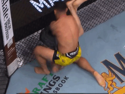 Cú knock-out của năm: Võ sĩ gây sốt với đòn bế thốc rồi quật mạnh đối thủ xuống sàn