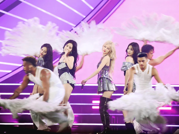 NÓNG: BLACKPINK chính thức gia hạn hợp đồng với YG, cổ phiếu tăng theo chiều thẳng đứng!
