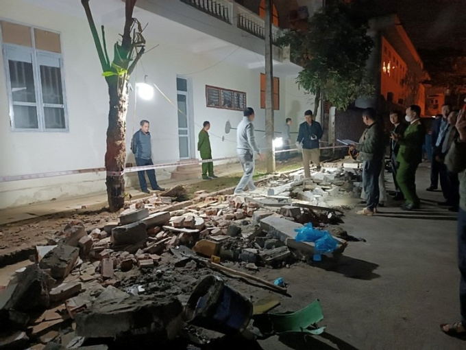 Sập tường bao trường tiểu học khiến 4 người thương vong