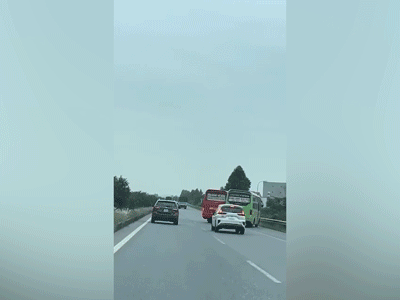Hai xe khách chèn ép nhau gây náo loạn trên cao tốc Hà Nội - Bắc Giang