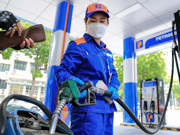 Giá xăng tiếp tục giảm vào ngày mai?