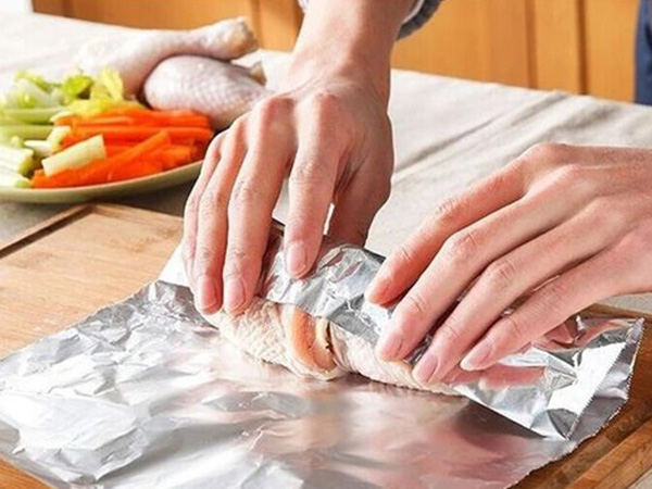 Nhiều người không biết rằng dùng giấy bạc khi nấu 3 thực phẩm này chẳng khác nào 'tự đầu độc'
