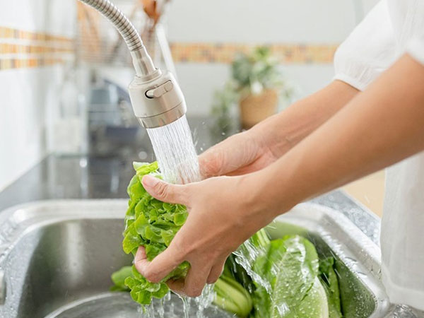 Mẹ chồng nàng dâu cãi nhau chỉ vì một rổ rau, con dâu lên MXH nhờ phân xử khiến chuyên gia cũng phải lên tiếng