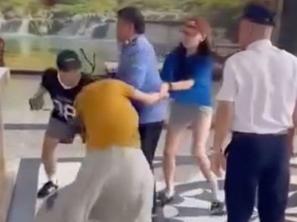 Hoa khôi đánh người trong chung cư ở TP HCM là do bạn nhờ đi 'giải quyết'