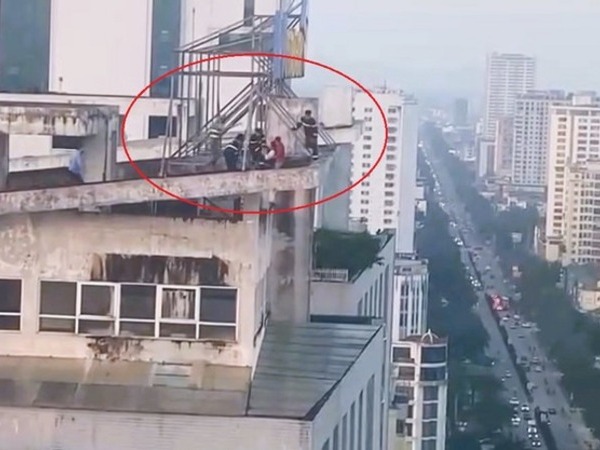 Giải cứu cô gái 19 tuổi định tự tử trên tầng thượng tòa nhà 27 tầng