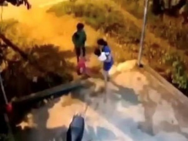 Khởi tố người cha ném con gái rạn xương vai để 'thị uy' trước mặt vợ