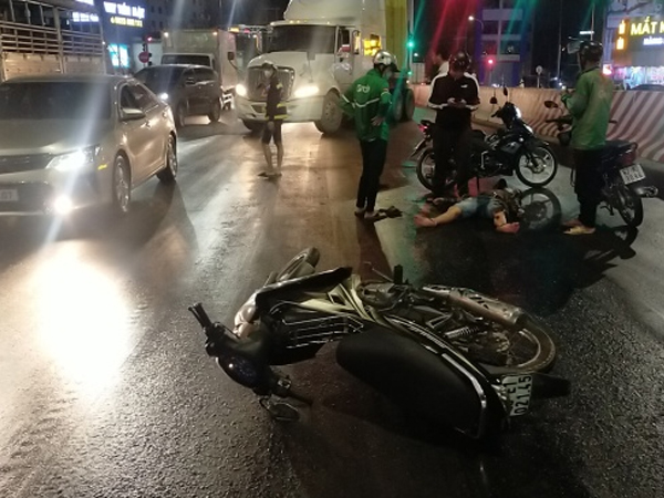 Hàng loạt xe máy trượt ngã, có người bất tỉnh vì dầu nhớt