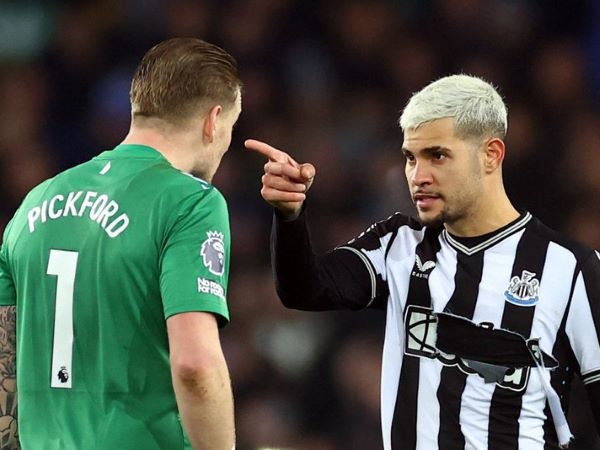Cầu thủ Newcastle giận dữ đòi 'xử' Jordan Pickford