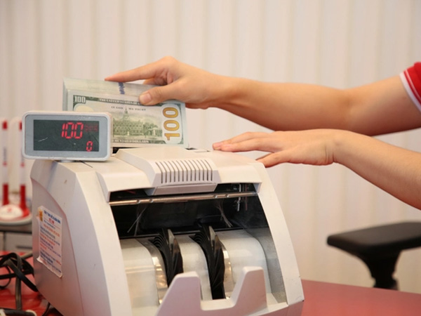 Giá USD tự do bất ngờ tăng mạnh