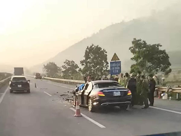 Tài xế Mercedes tử vong sau va chạm khủng khiếp trên cao tốc Nội Bài - Lào Cai