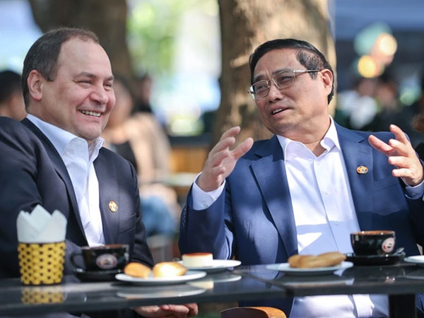 Thủ tướng Phạm Minh Chính và Thủ tướng Belarus tham quan Cột Cờ, thưởng thức cà phê