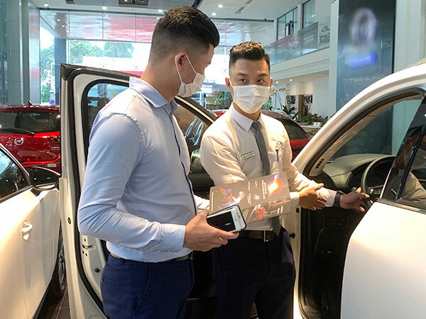 Ô tô giảm giá sập sàn cuối năm, khách vẫn ngóng ưu đãi tiếp