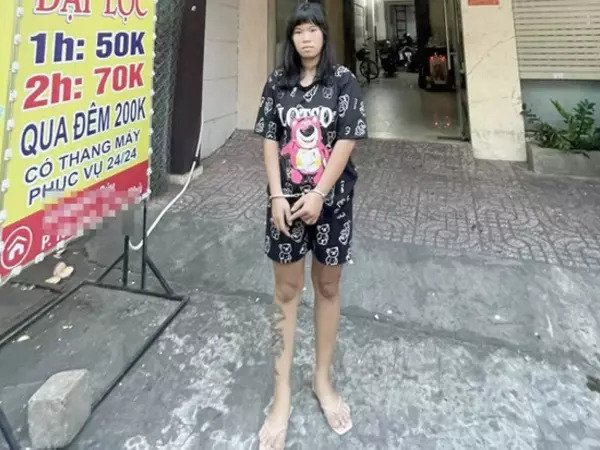 Băng cướp giật bị bắt vì hình xăm của cô gái 20 tuổi