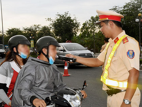 Loạt vi phạm người đi xe máy dễ bị 'tuýt còi' dịp cuối năm
