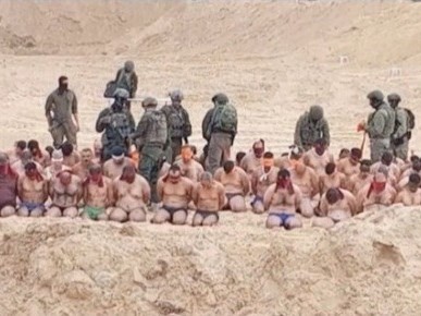Bức ảnh quân đội Israel bắt một loạt người bị lột đồ ở Dải Gaza gây phản ứng mạnh