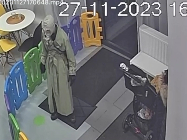 Đưa con đến khu vui chơi trẻ em, hàng loạt phụ huynh kinh hãi trước cảnh tượng được camera ghi lại