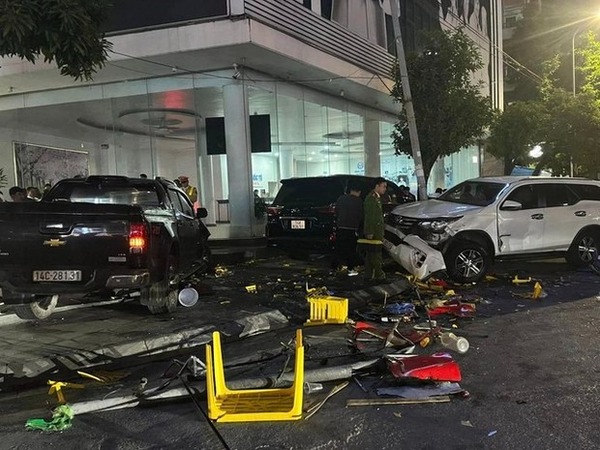 Hiện trường nát bươm vụ xe bán tải đâm nhiều ô tô, xe máy trên phố ở Móng Cái