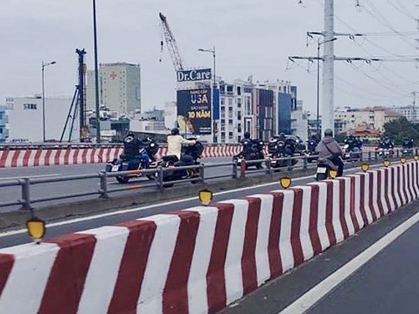 CSGT xác minh để xử lý dàn mô tô Harley đi vào làn ô tô trên cầu ở TP.HCM