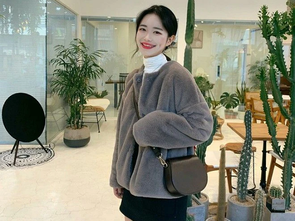 Đây là mẫu áo tuy đơn giản nhưng không bao giờ vắng mặt trong tủ đồ của mọi cô gái